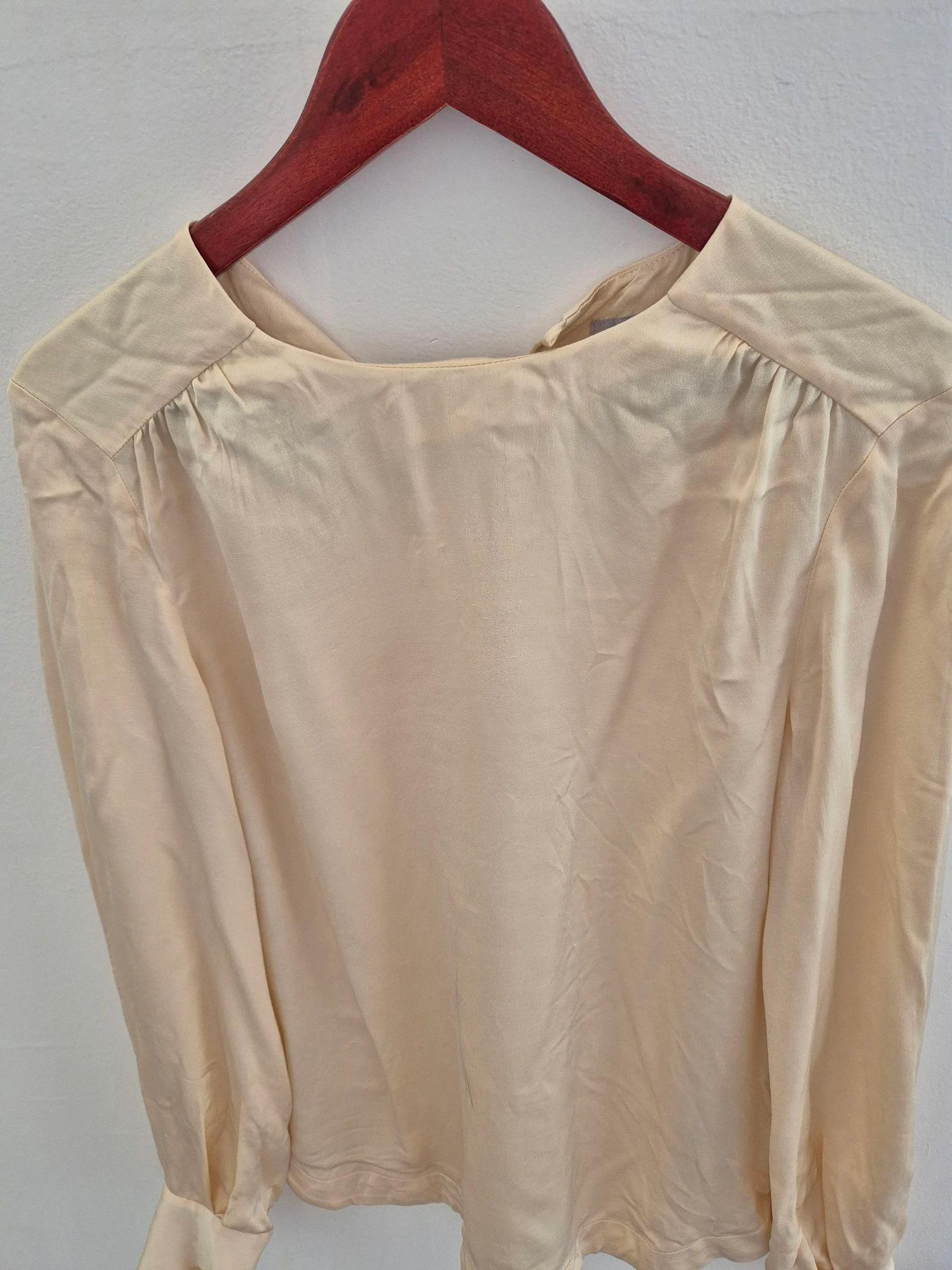 H&M crèmekleurige satijnlook blouse met knoopjes 36 S  – photo 5